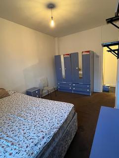 1 bedroom in a flat share to rent, Stamford Hill, London N16