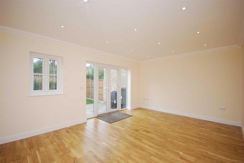 2 bedroom semi-detached house to rent, Latimer Road, Teddington