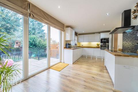 5 bedroom detached house for sale, Hillview Avenue, Hornchurch, RM11