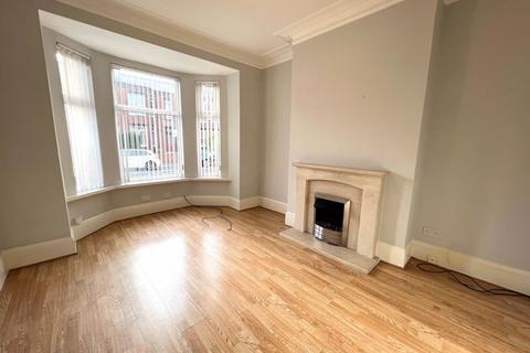 3 bedroom terraced house to rent, Cholmondeley Road, Salford