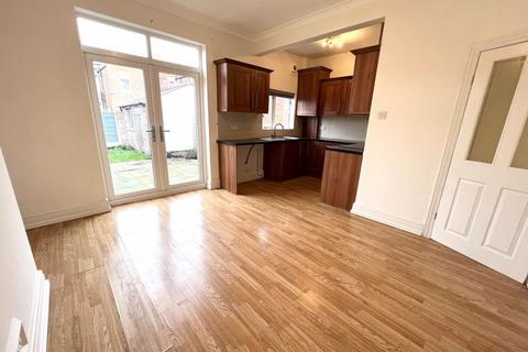 3 bedroom terraced house to rent, Cholmondeley Road, Salford