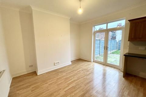 3 bedroom terraced house to rent, Cholmondeley Road, Salford