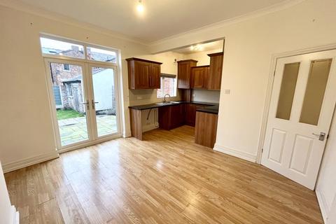 3 bedroom terraced house to rent, Cholmondeley Road, Salford