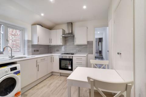 2 bedroom apartment to rent, Chertsey Road, Windlesham GU20