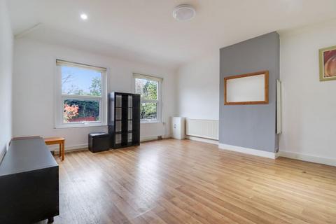 2 bedroom apartment to rent, Chertsey Road, Windlesham GU20