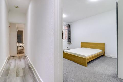 2 bedroom apartment to rent, Chertsey Road, Windlesham GU20