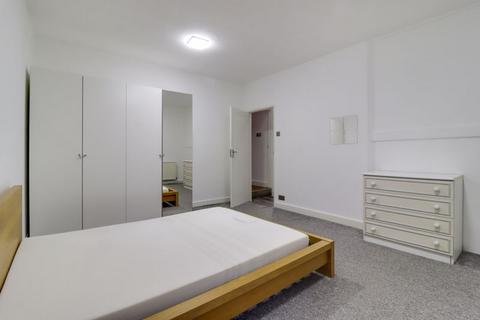 2 bedroom apartment to rent, Chertsey Road, Windlesham GU20