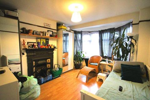 4 bedroom terraced house to rent, CARLYON AVENUE, HARROW, MIDDLESEX, HA2 8SN