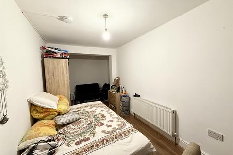 1 bedroom in a house share to rent, Warner Close, Hayes