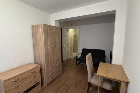 1 bedroom in a house share to rent, Warner Close, Hayes