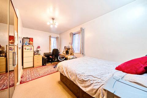 3 bedroom apartment for sale, Crown Road, Ilford