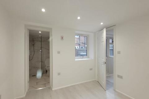 Studio to rent, Marriott Road, London