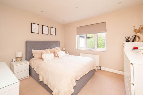 2 bedroom maisonette for sale, The Maisonettes, Cheam SM1