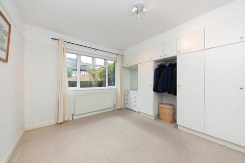 2 bedroom maisonette to rent, Richmond Road, London SW20