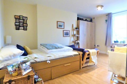 Studio to rent, Christopher Court, Surbiton KT6