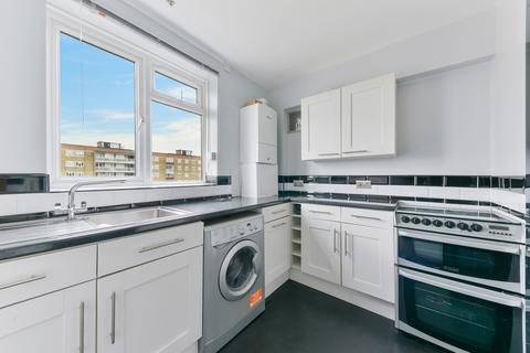 2 bedroom flat to rent, Dresden House, SW11