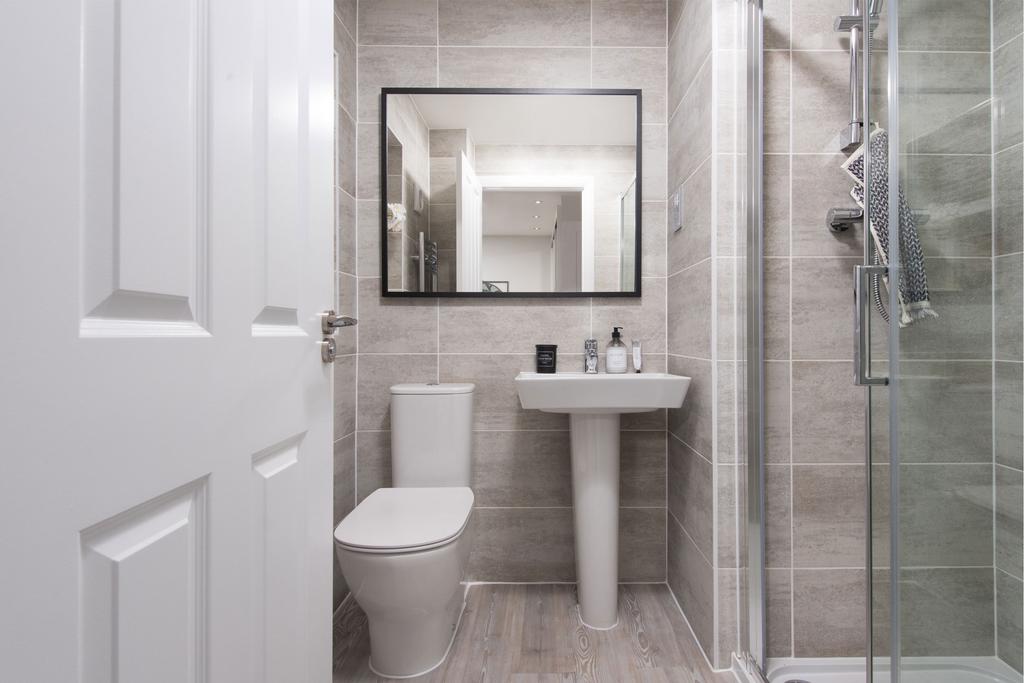 Modern en suite in spacious detached home