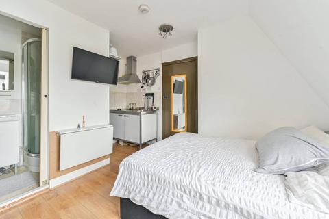 Studio to rent, Walworth Road, Walworth, London, SE17