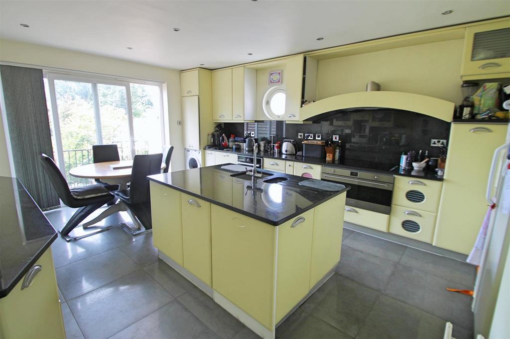 Kitchen/ Breakfast Room: