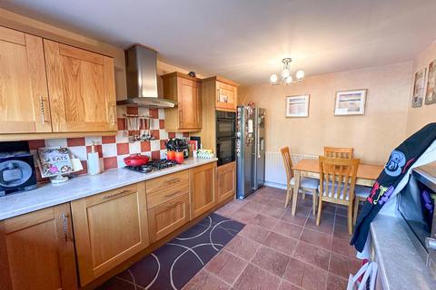 3 bedroom end of terrace house for sale, Hawthorne Street, Silsden,