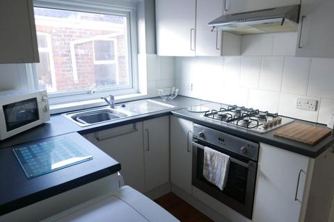 2 bedroom flat to rent, 789A Hessle High Road, Hull, HU4 6QE