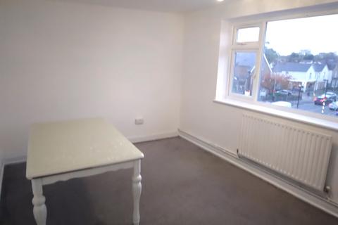 3 bedroom flat to rent, Mottingham Road, London SE9