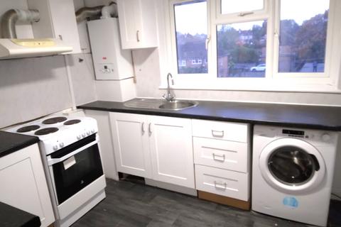 3 bedroom flat to rent, Mottingham Road, London SE9