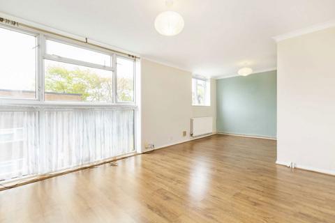 2 bedroom flat to rent, Alexander Close, Twickenham TW2