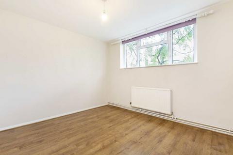 2 bedroom flat to rent, Alexander Close, Twickenham TW2