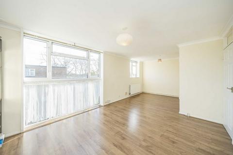 2 bedroom flat to rent, Alexander Close, Twickenham TW2