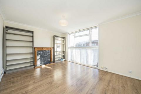 2 bedroom flat to rent, Alexander Close, Twickenham TW2