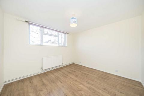 2 bedroom flat to rent, Alexander Close, Twickenham TW2