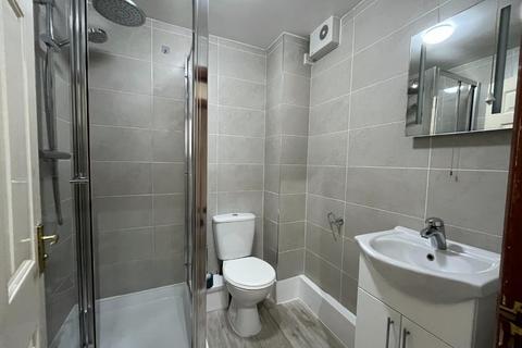 3 bedroom apartment to rent, Worple Road, London SW19