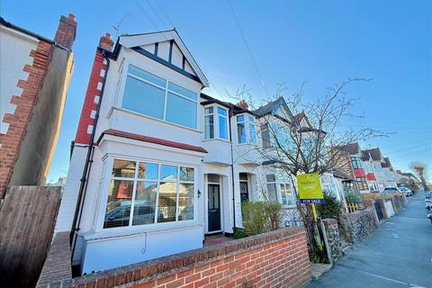 3 bedroom apartment for sale, Leigh on Sea SS9