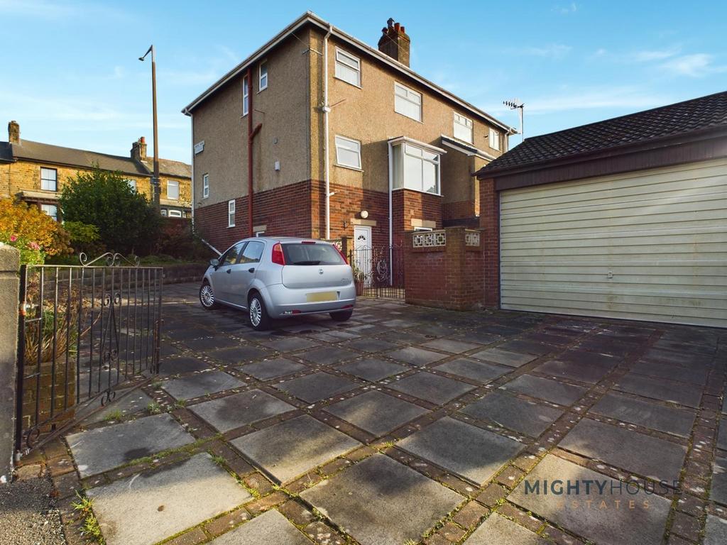 Spacious Driveway &amp; Garage