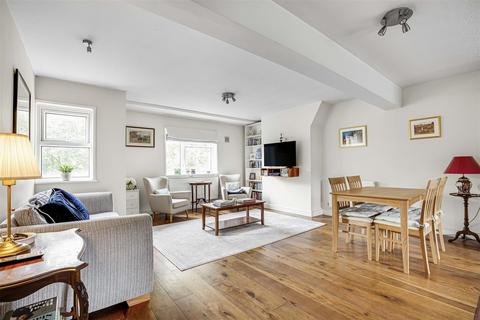 2 bedroom flat for sale, Chertsey Court, East Sheen, SW14