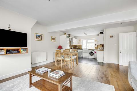 2 bedroom flat for sale, Chertsey Court, East Sheen, SW14