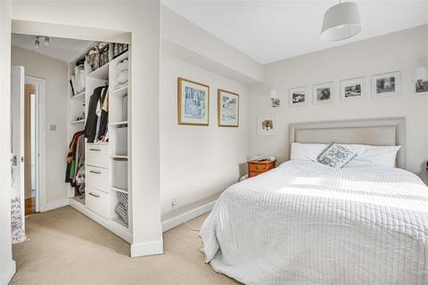 2 bedroom flat for sale, Chertsey Court, East Sheen, SW14