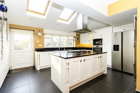 5 bedroom detached house to rent, Broad Lane, Hampton TW12