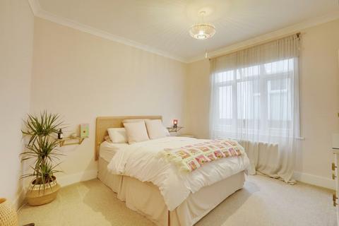 1 bedroom apartment for sale, Fairfax Drive, Westcliff-on-sea, SS0