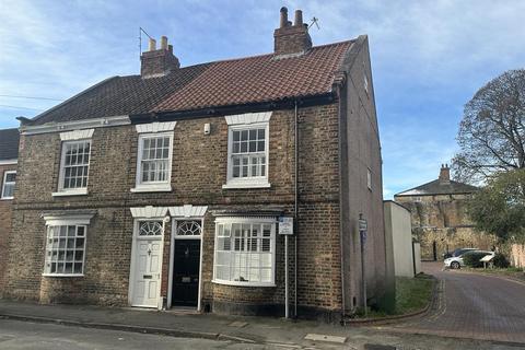 4 bedroom townhouse for sale, Hailgate, Howden, Goole