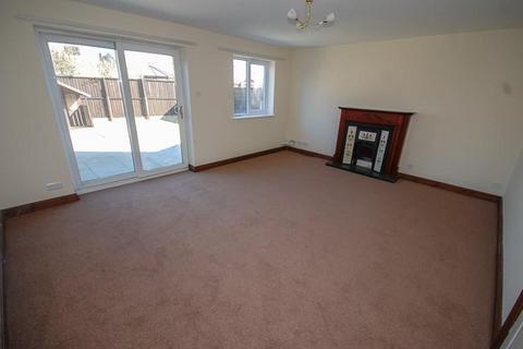 3 bedroom semi-detached house to rent, Wains Close, Buxton