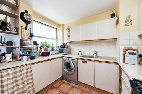 2 bedroom flat for sale, Staines Road West, Sunbury-on-Thames TW16