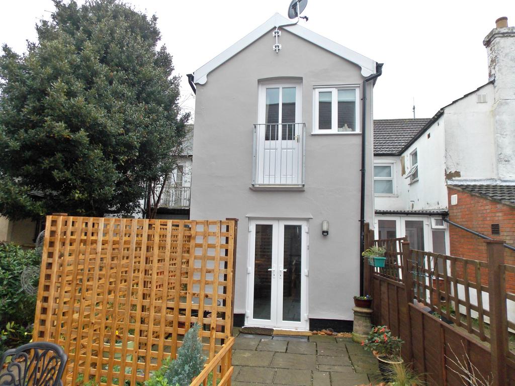 Two bedroom Townhouse to rent in Felixstowe