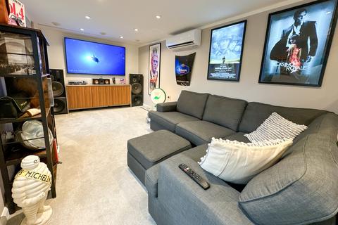12 The Drive, Wraysbury, Staines, TW19 5ES