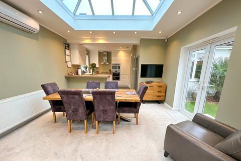 12 The Drive, Wraysbury, Staines, TW19 5ES