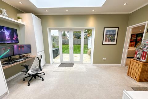12 The Drive, Wraysbury, Staines, TW19 5ES