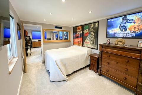 12 The Drive, Wraysbury, Staines, TW19 5ES