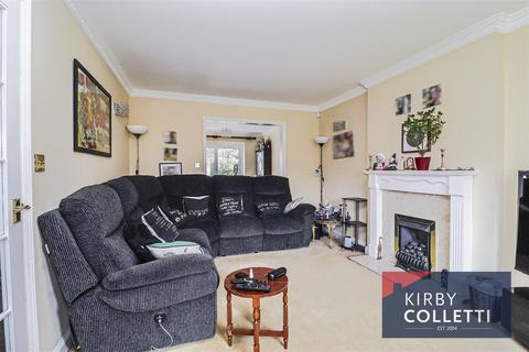 4 bedroom detached house to rent, Crabtree Walk, Broxbourne