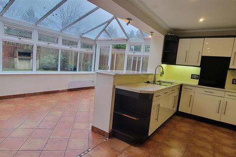 4 bedroom detached house to rent, Crabtree Walk, Broxbourne